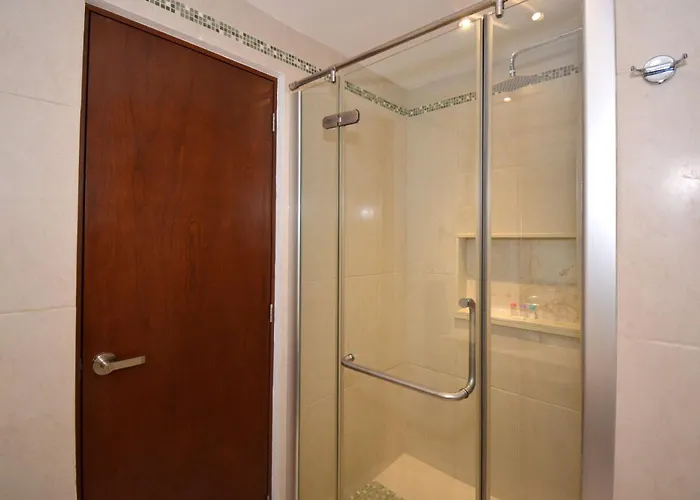 Peaceful Penthouse With Private Rooftop In Gated Community Apartamento