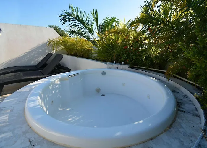 Peaceful Penthouse With Private Rooftop In Gated Community *
